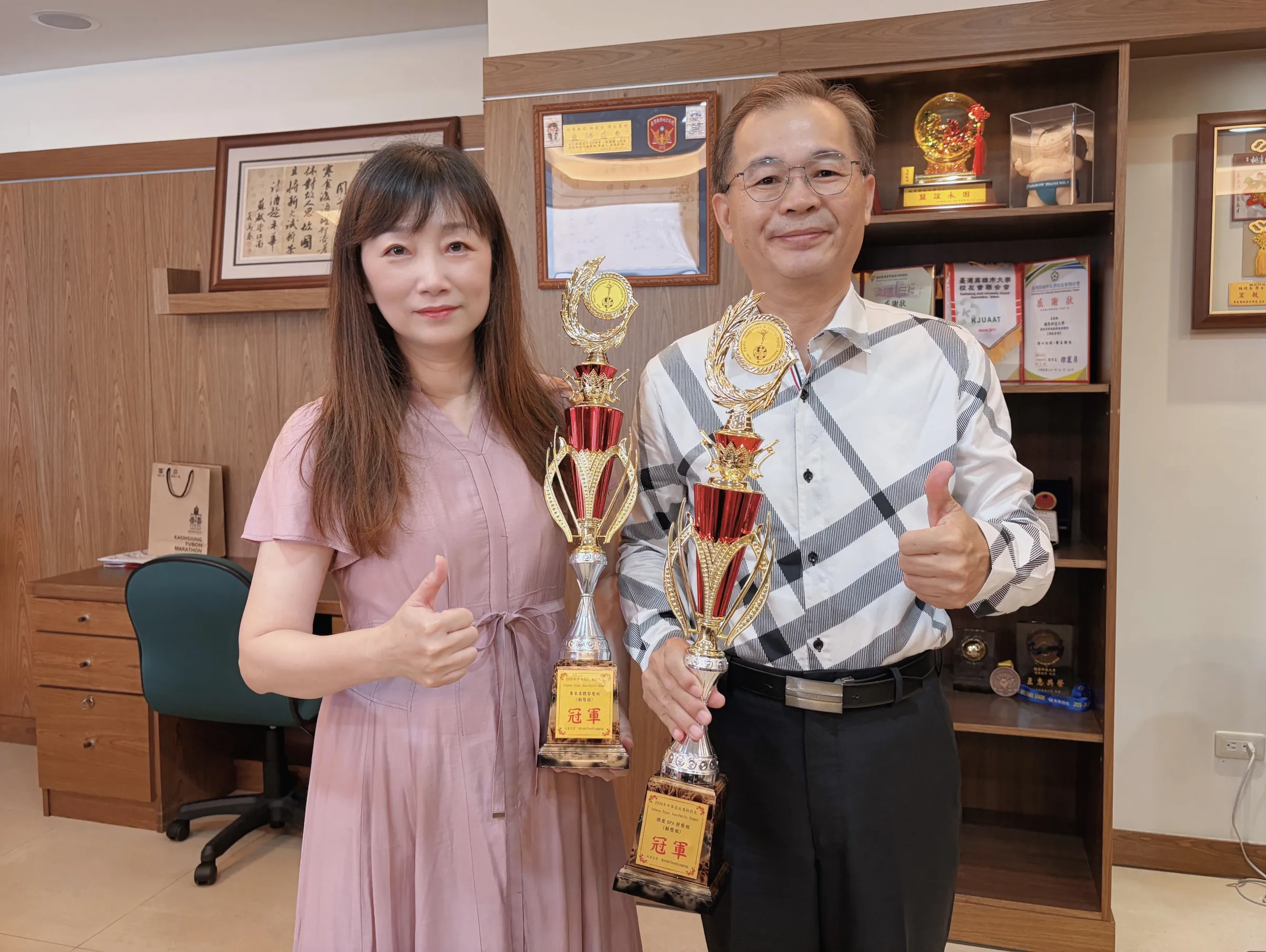 輔英校長林爵士嘉獎健美系柯美華副主任，奪下三項金牌及指導老師獎。（圖/輔英科大提供）