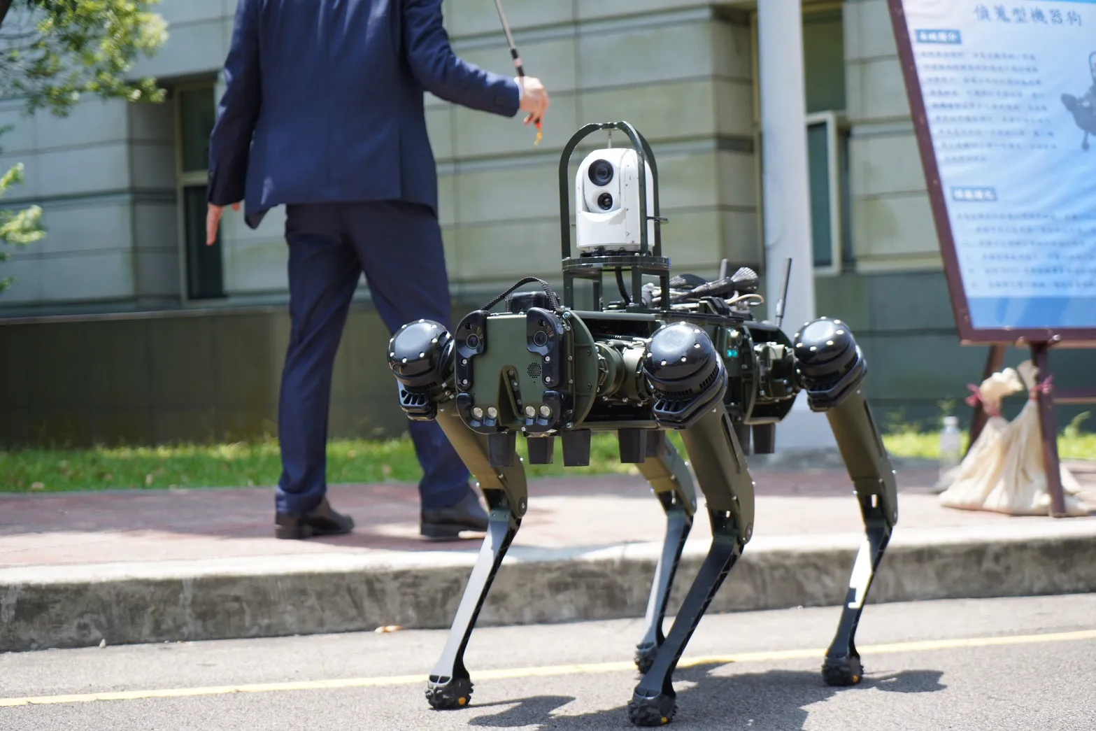 20260602-中科院2日展示各類型機器狗。圖為偵蒐型機器狗。（張曜麟攝）