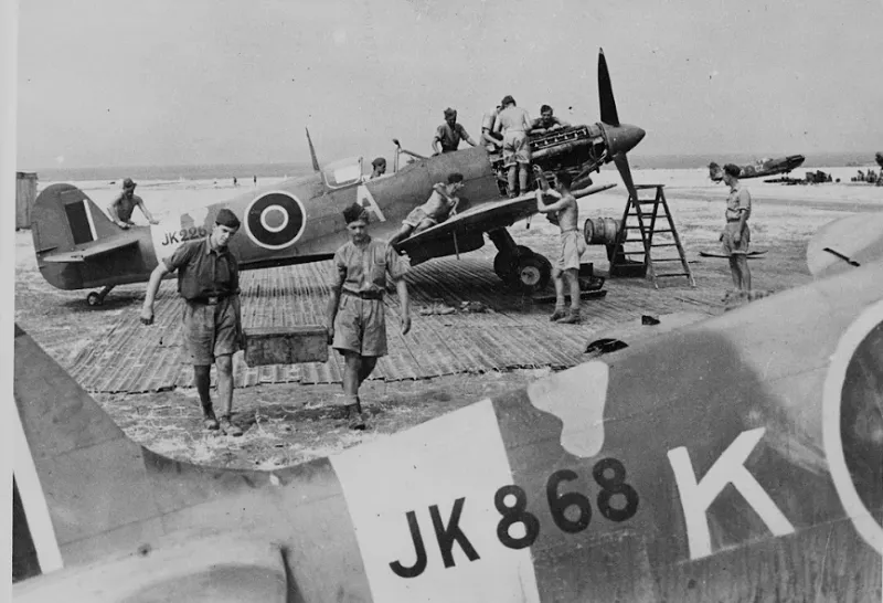南斯拉夫共產黨接受英國皇家空軍的飛行訓練。（美國國家檔案館）