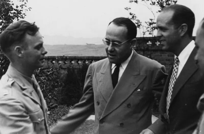 美國駐華代辦艾哲遜（中），曾在1945年2月27日要求羅斯福總統效法英國的南斯拉夫模式拋棄重慶，轉而援助中共。（美國國家檔案館）