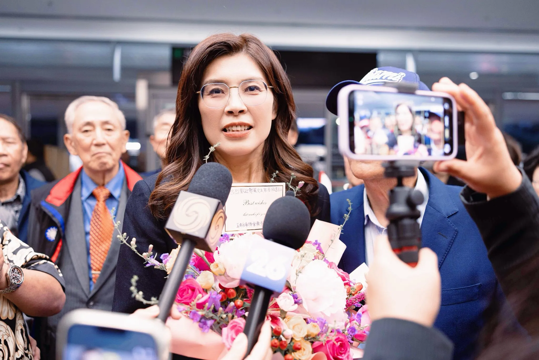國民黨鄭麗文率領的訪美團抵達舊金山，受到美西僑界熱情迎接。（翻攝鄭麗文臉書）
