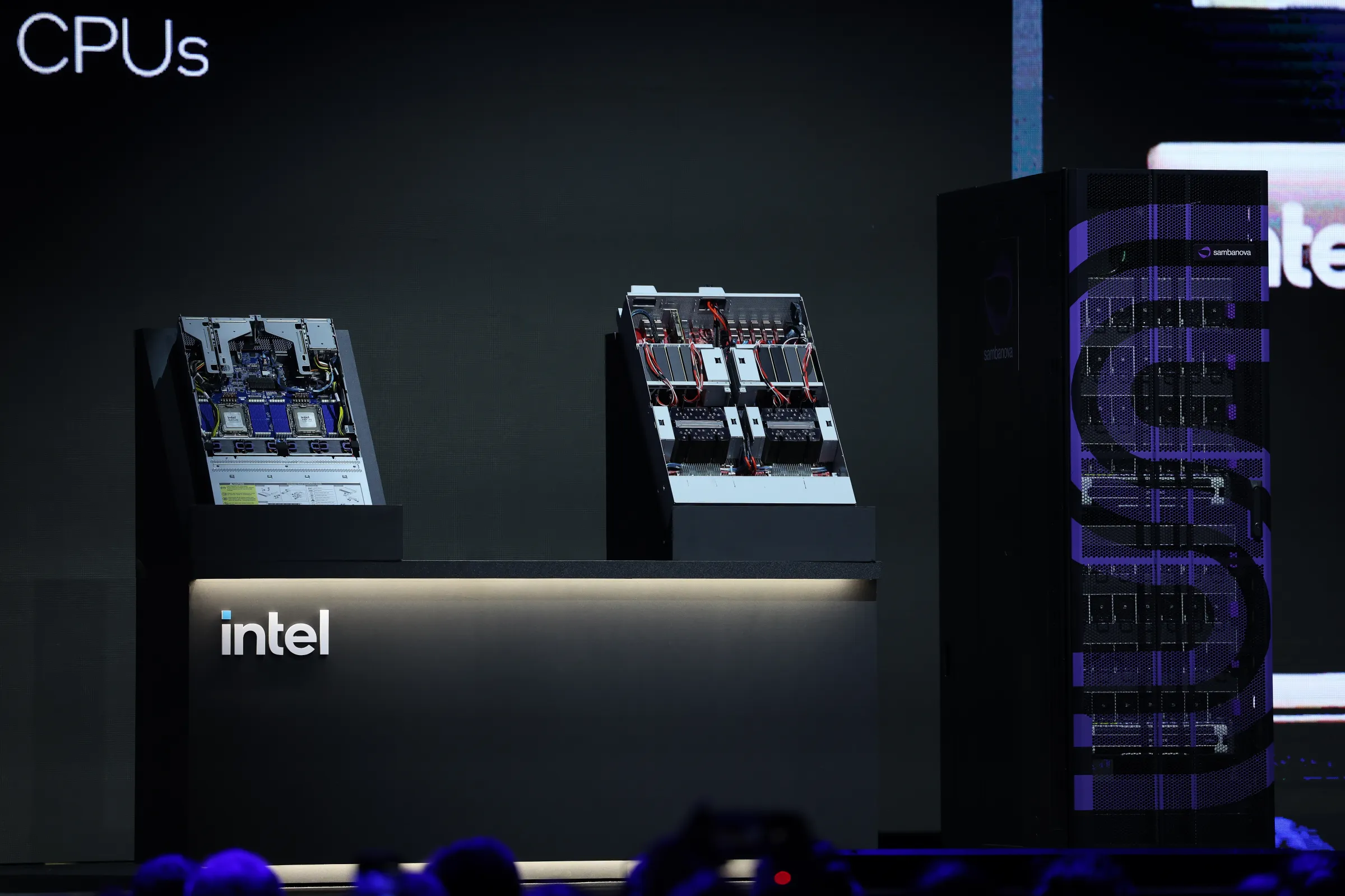 20260602-Intel執行長陳立武於COMPUTEX 2026發表主題演講，圖為搭載Intel Xeon系列伺服器級CPU主機。（陳品佑攝）