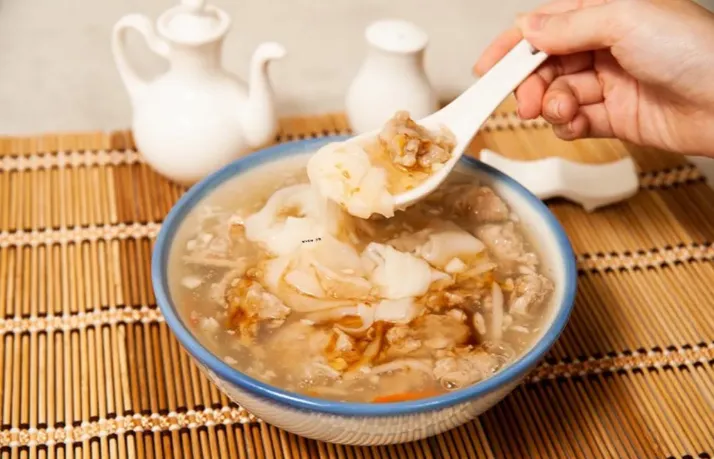 阿娘給的蒜味肉羹有滿滿的蒜頭，吸引許多蒜頭控。（圖／翻攝FB／阿娘給的蒜味肉羹）