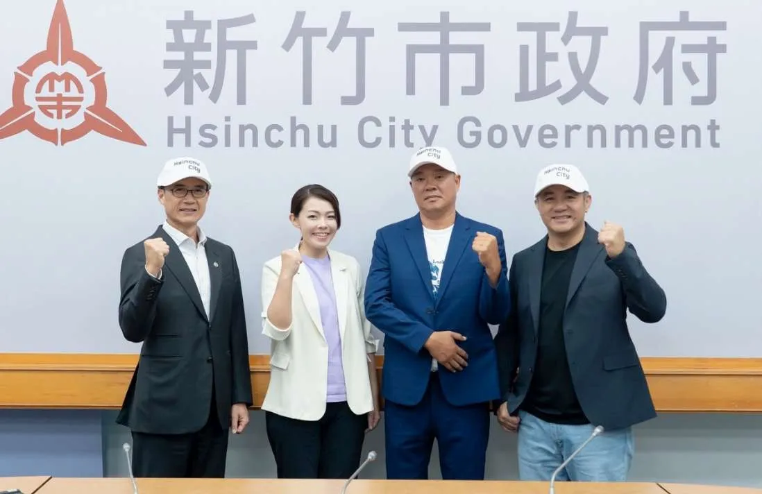 市長高虹安期許副市長林琨瀚（左一）、總教練陳瑞振（右二）及市政顧問張泰山（右一）職棒三巨頭，攜手帶動竹市棒球運動發展。（圖／新竹市政府提供）