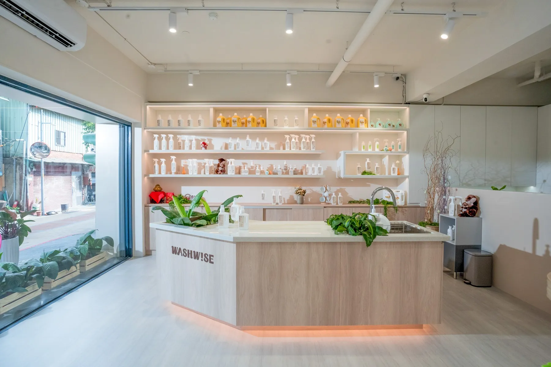 新北市政府青年局「新莊廟街特色店家再造示範計畫」WASHWISE聰明洗帶來環保洗滌產品。(圖/新北市政府文化局)