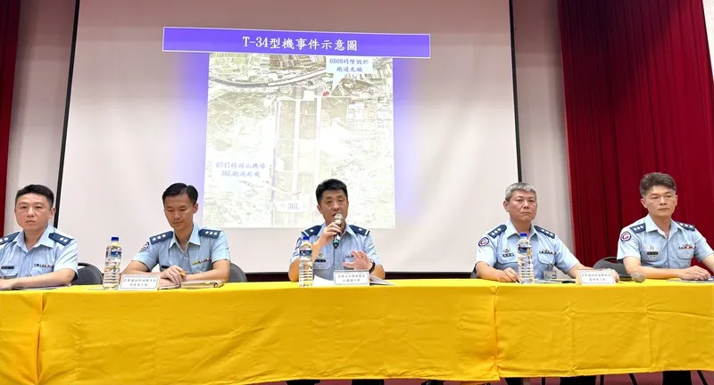 T-34教練機墜毀　空軍司令部說明（3） 空軍T-34型教練機2日訓練時墜毀。空軍司令部督察長江義誠少將（中）、飛訓部基本組組長陳韋銘上校（右1）、飛訓部督察科長夏祖豪上校（右2）等人2日下午出席記者會，簡報說明事故經過。中央社記者董俊志攝115年6月2日