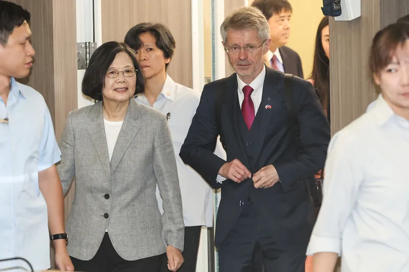 チェコ台北センターのフォーラムに出席した蔡英文氏とビストルチル氏（1） 台湾とチェコの協力に関する「ハベル対話：変革期の世界における人権と責任」フォーラムが3日午前、政治大学公共行政・企業管理教育センターで開催され、台湾前総統・蔡英文氏（左）とチェコ上院議長・ビストルチル氏（右）が出席した。中央社記者呉家昇撮影 115年6月3日