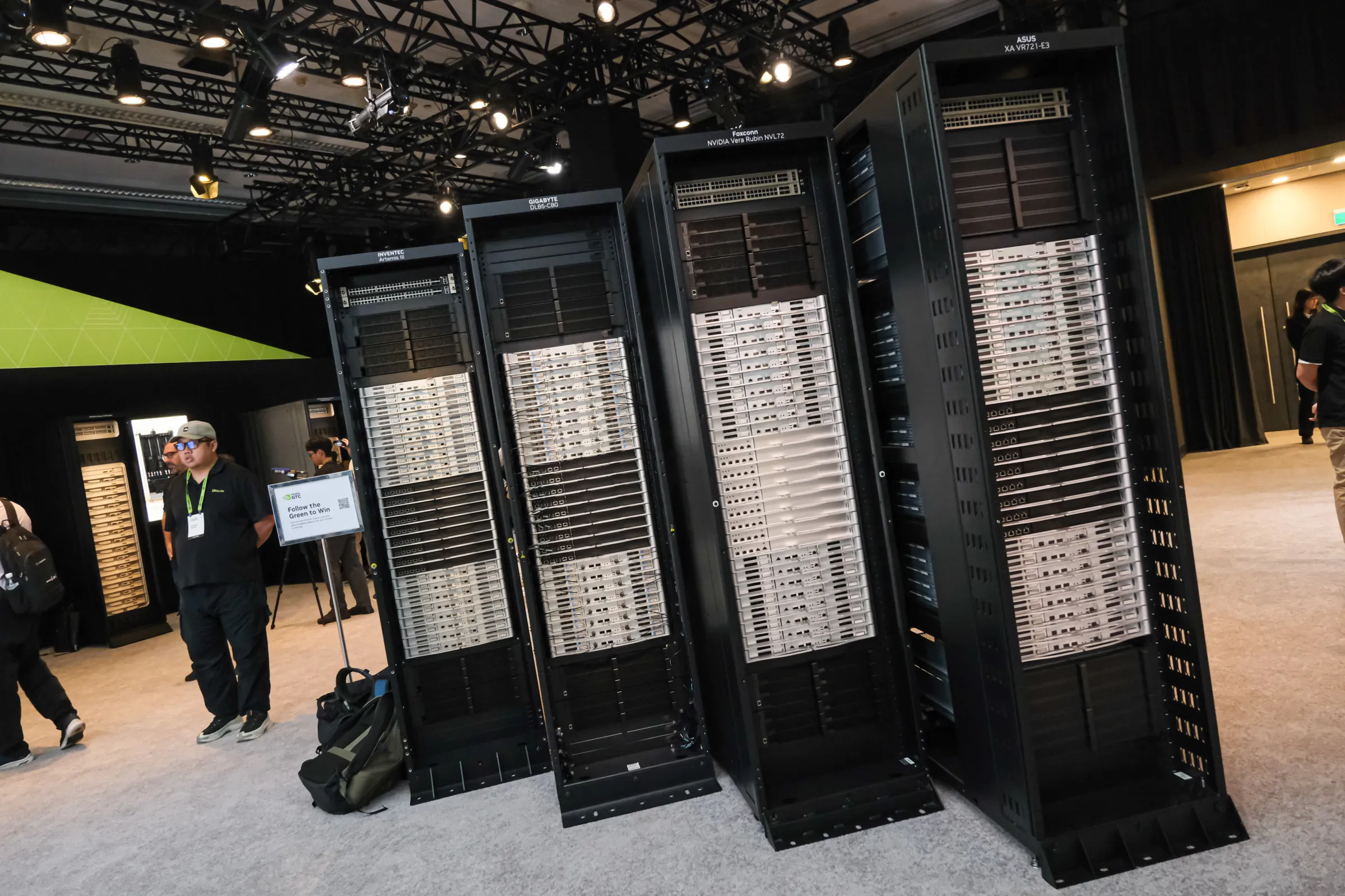 20260603-NVIDIA企業端媒體專屬產品展示3日於台北國際會議中心舉行，左起為INVENTEC Artemis-L10、GIGABYTE DL95-C90、Foxconn NVIDIA Vera Rubin NVL72、ASUS XA VR721-E3伺服器機櫃。（劉偉宏攝）