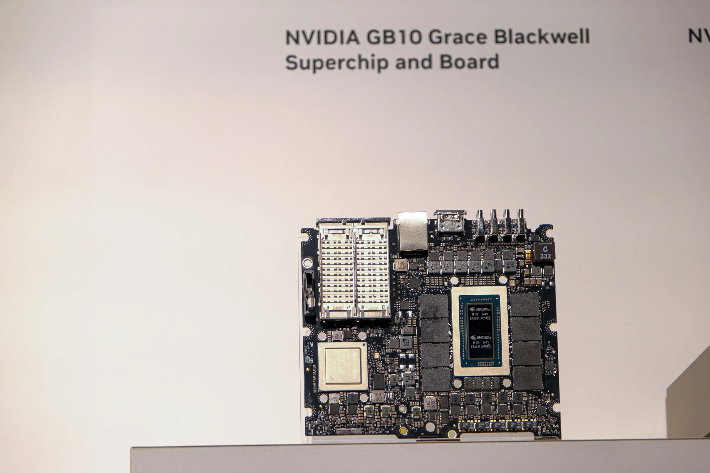 20260603-NVIDIA企業端媒體專屬產品展示3日於台北國際會議中心舉行，圖為NVIDIA GB10 Grace Blackwell 晶片與主機板。（劉偉宏攝）