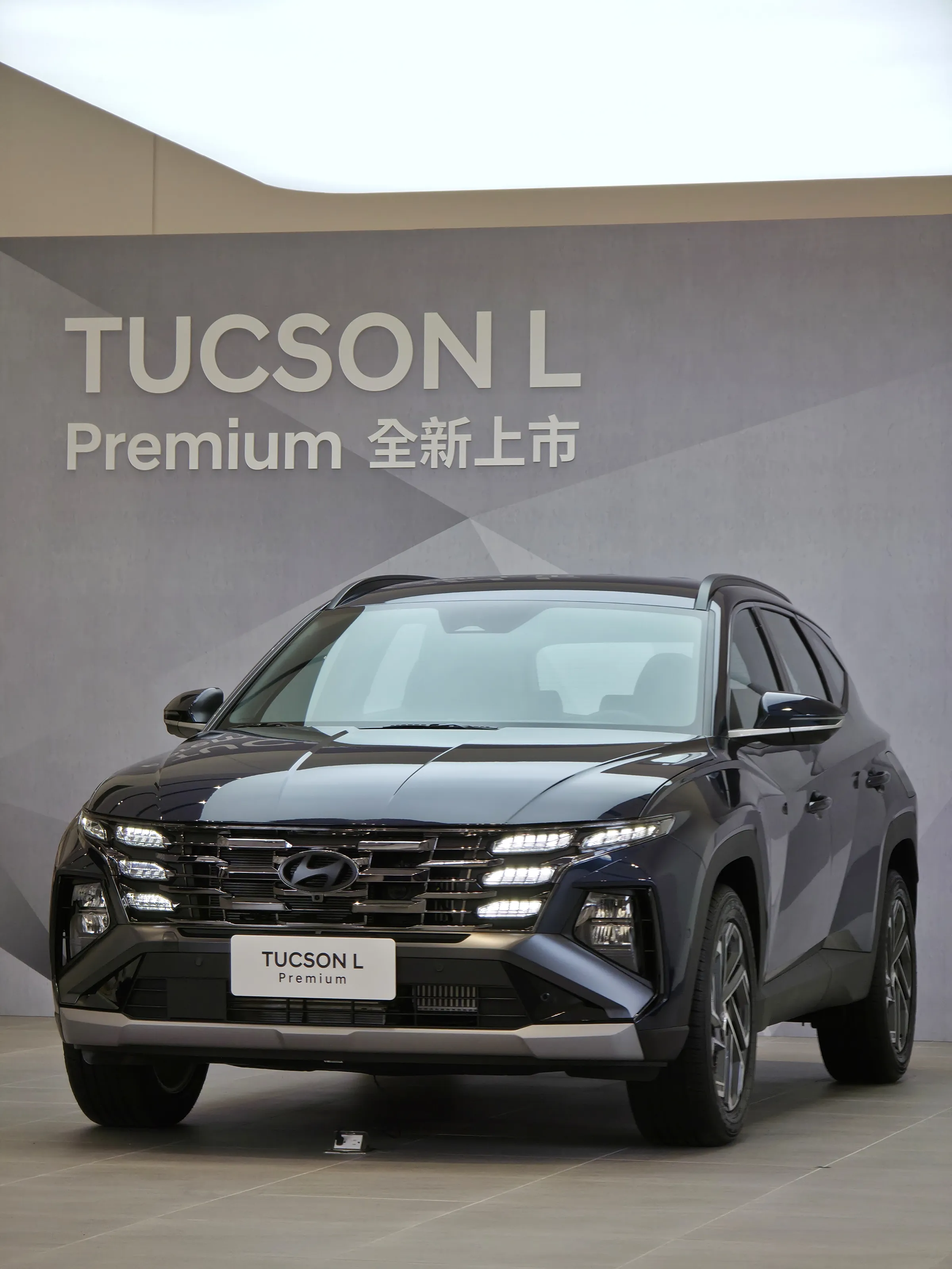 TUCSON L 26.5年式 Premium此次以111.9萬元起的建議售價，搭配更豐富的智慧安全、便利科技與舒適配備，讓消費者在相近預算內享有更完整的中型SUV產品體驗。