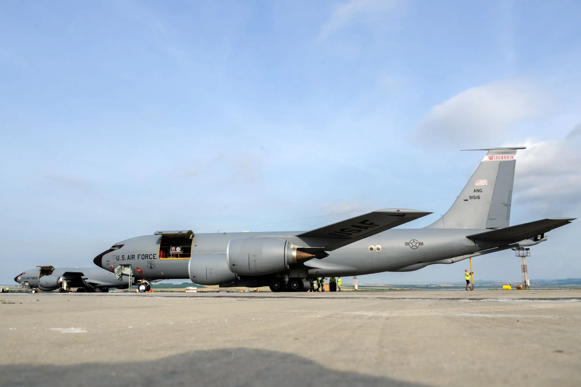 美軍現役KC-135空中加油機停靠保加利亞首都機場。（取自DVIDS系統）