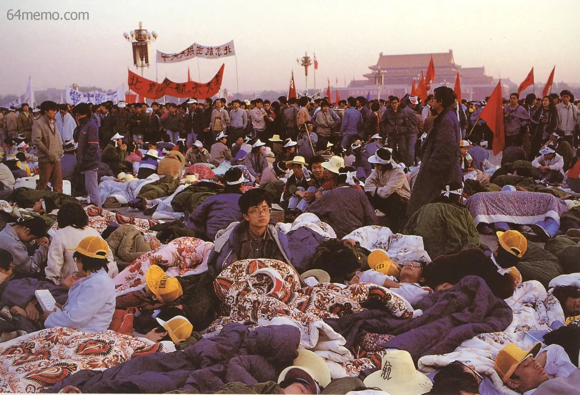1989年の春夏、理想主義と民主化への渇望を抱いた中国の若者たちが天安門広場に集結した。（X_李老師不是你老師）