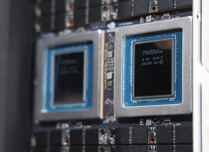 輝達展示新一代AI晶片內部構造 人工智慧（AI）晶片大廠輝達（NVIDIA）新一代架構Vera Rubin進入全面量產，3日在台北國際會議中心設置輝達企業端產品展示區。圖為輝達展示新一代AI晶片內部構造。中央社記者張新偉攝115年6月3日
