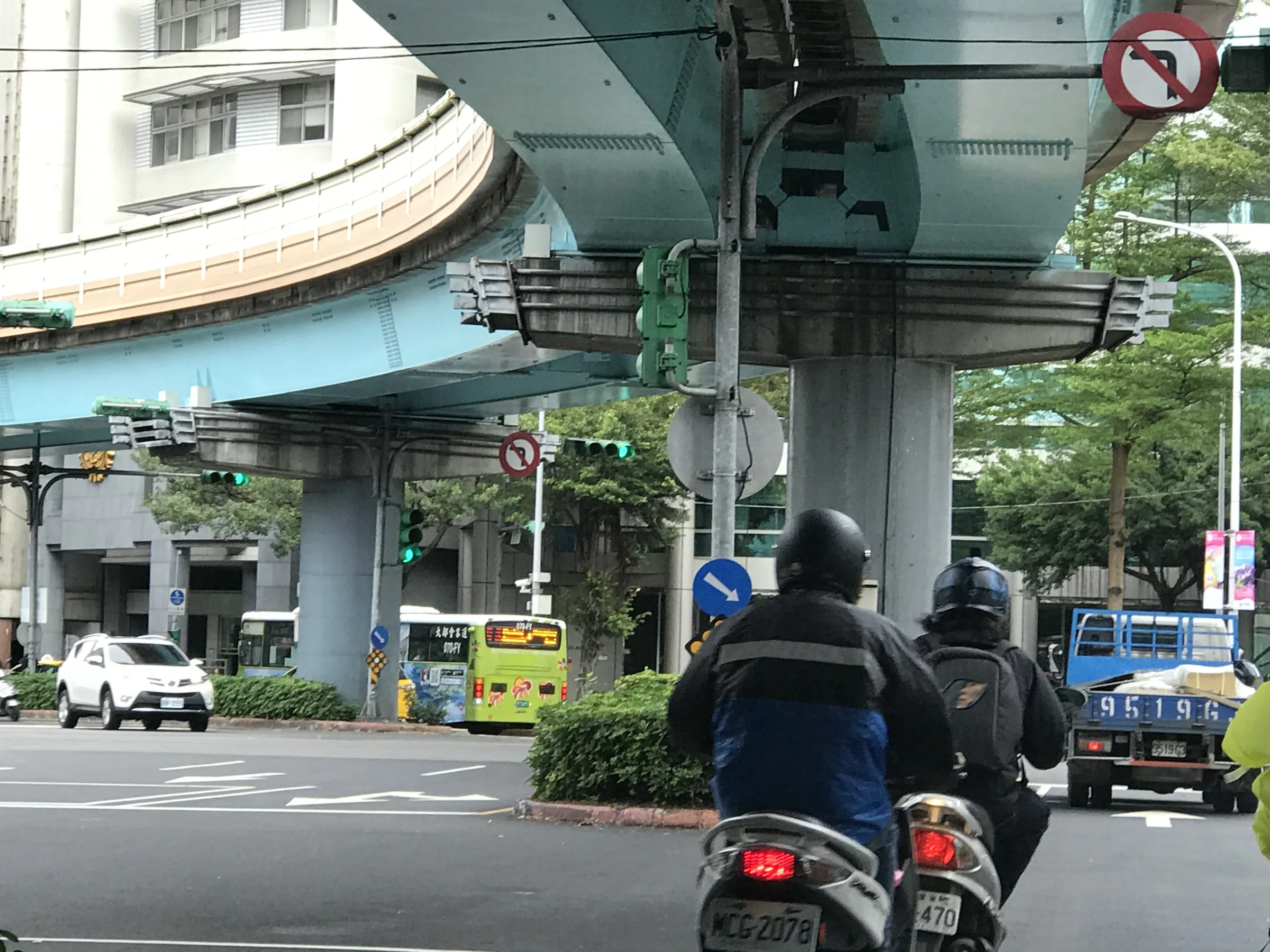 帽梁墩柱補強加固後營遇迄今。（作者提供）