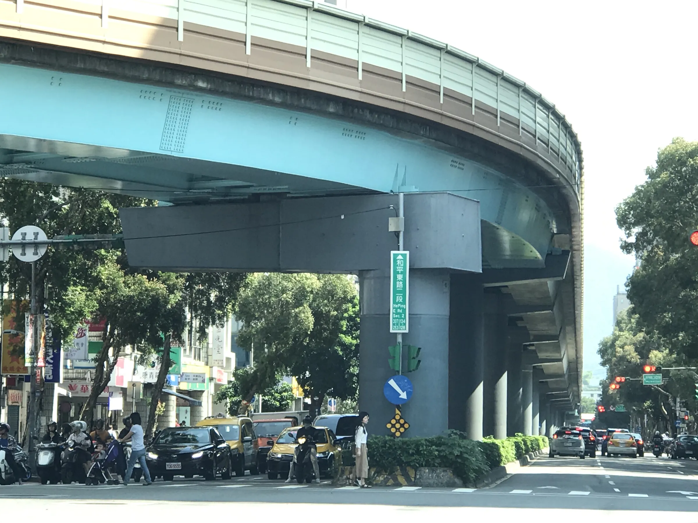打破媒科大樓站90度轉彎雲霄飛車爭議（進出站車速本來就減慢）。（作者提供）