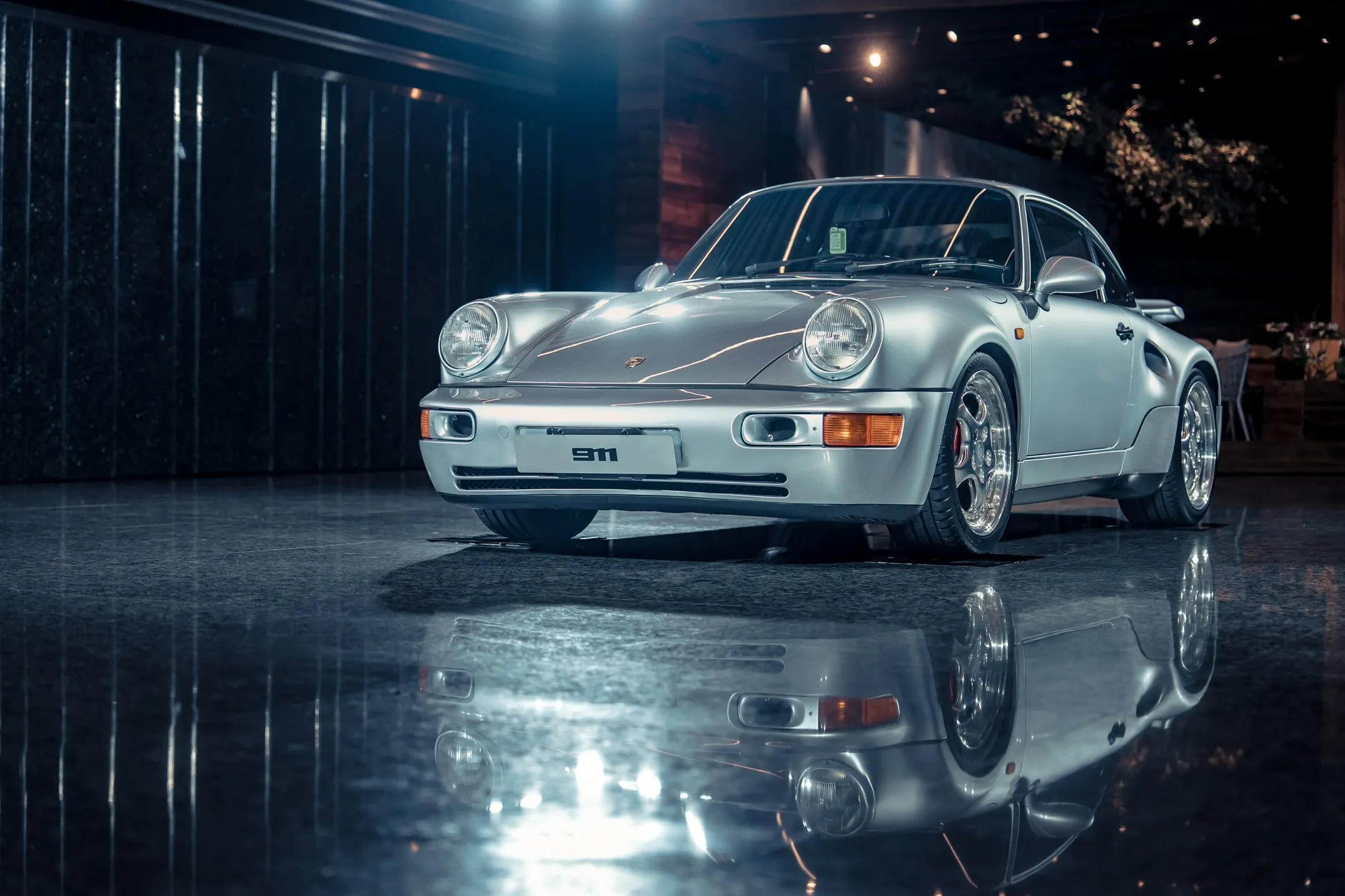 台灣保時捷同步展出經典Porsche 964，彰顯911車系六十餘年來持續演進的歷程。（台灣保時捷提供）