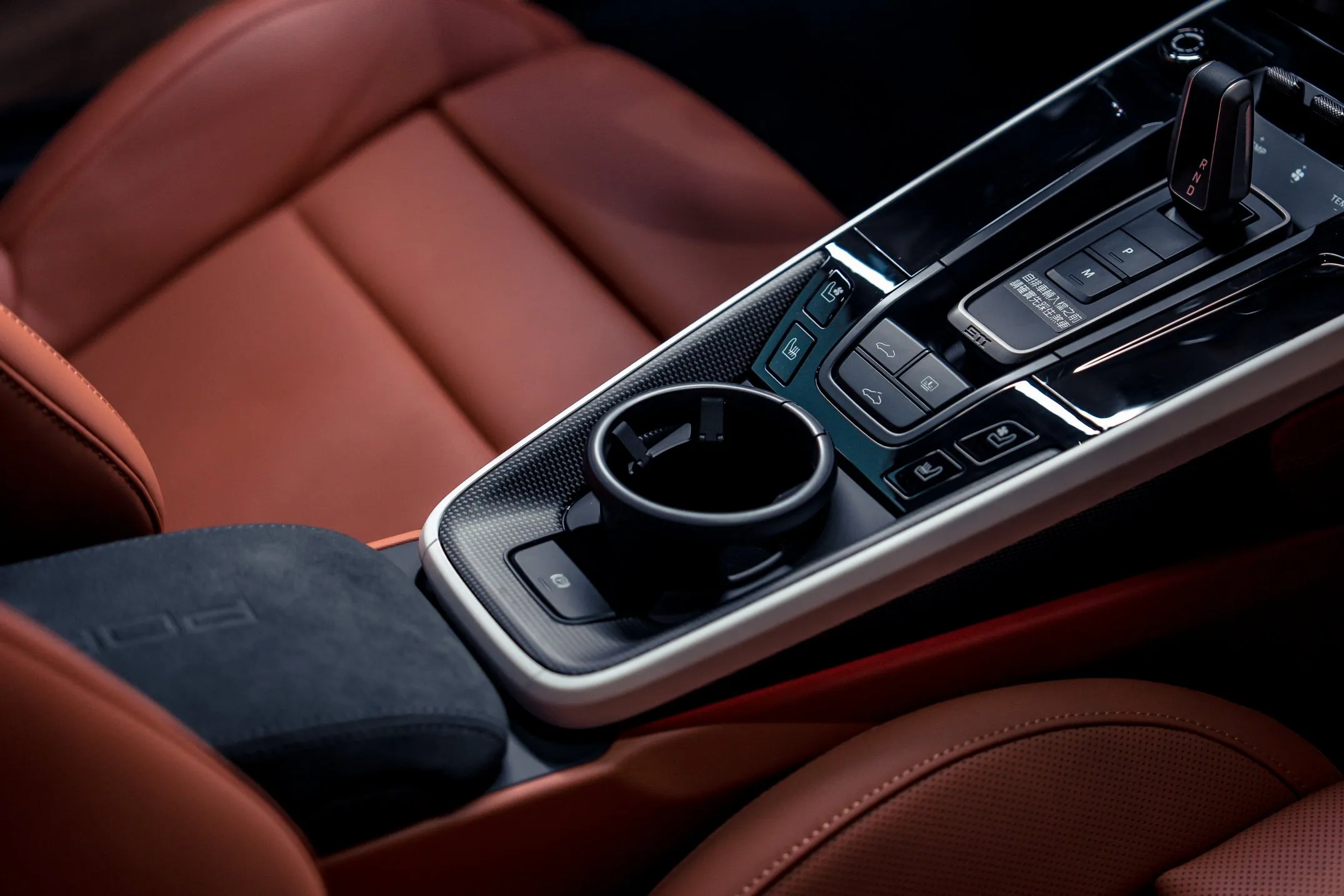 全新911 turbo S搭載雙渦輪增壓動力系統與T-Hybrid 技術。（台灣保時捷提供）