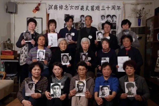 天安門母親們手持在六四事件中喪生的親人照片。（作者提供）