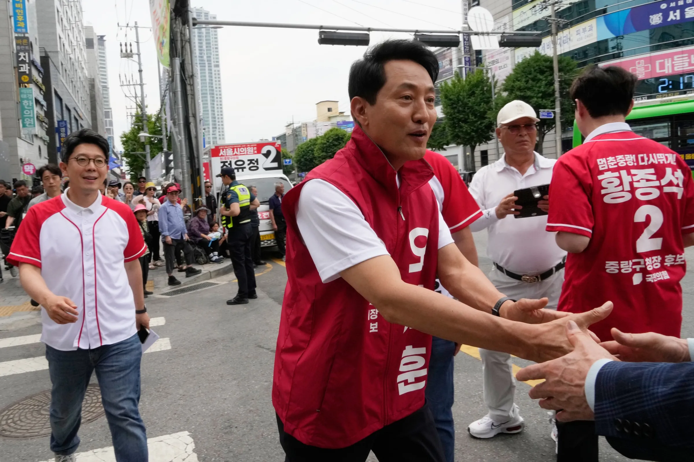 2026年6月1日，韓國首爾市長候選人吳世勳在街頭拉票。（美聯社）