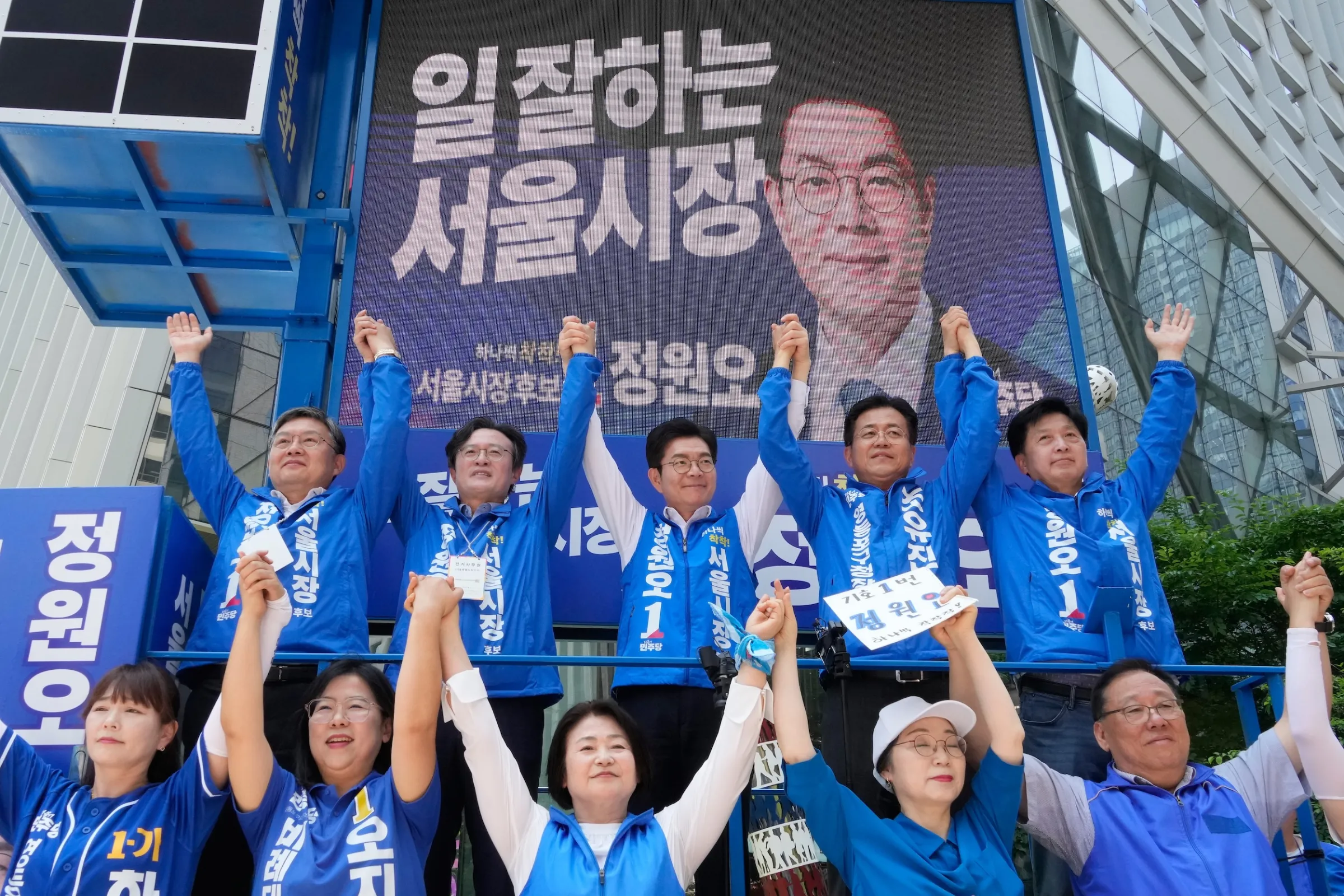 2006年6月2日，南韓執政黨共同民主黨首爾市長候選人鄭願伍在街堂造勢。（美聯社）