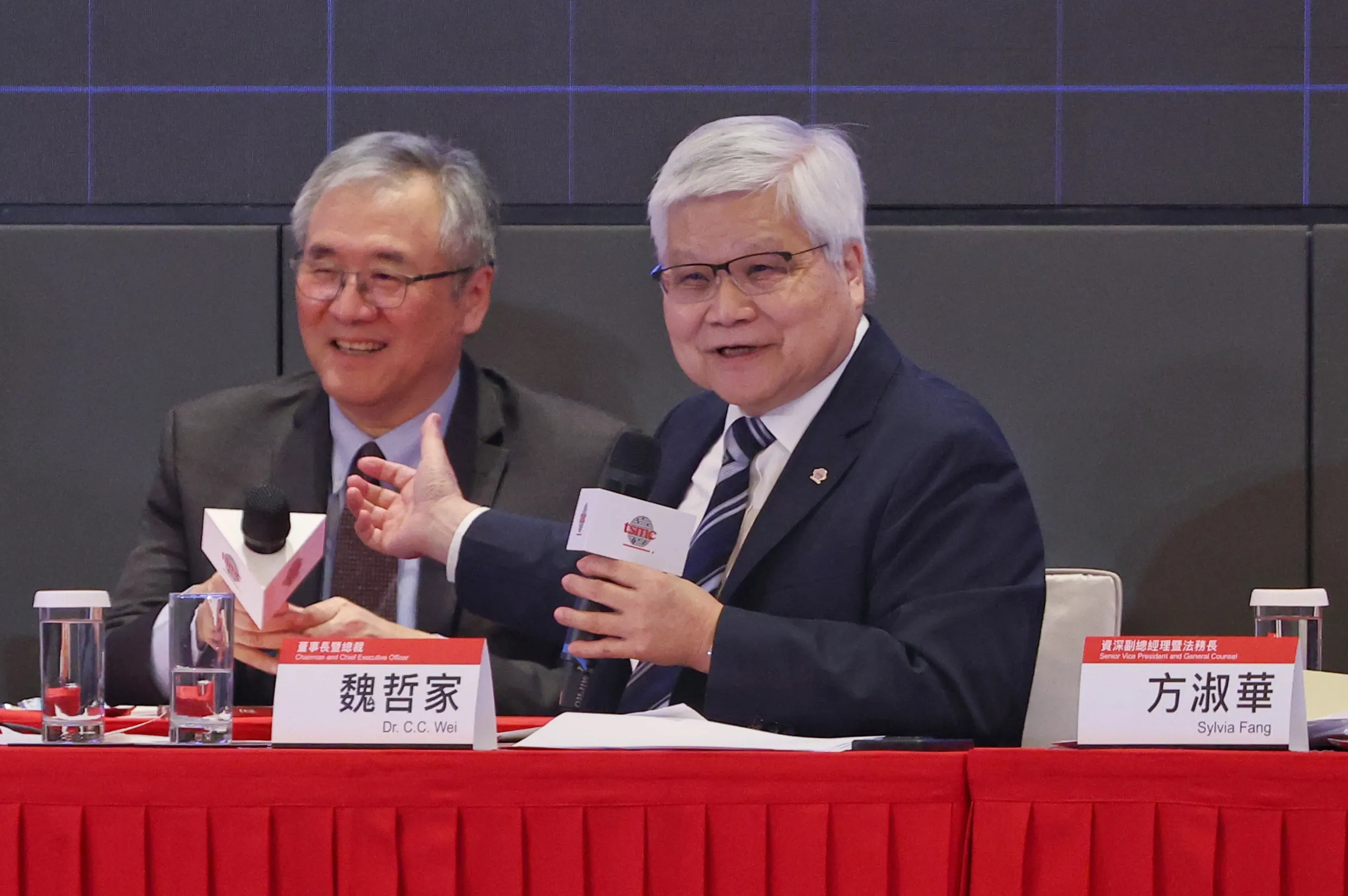 20260604-台積電董事長暨總裁魏哲家（右）、執行副總暨共同營運長米玉傑（左）4日出席台積電股東會。（顏麟宇攝）