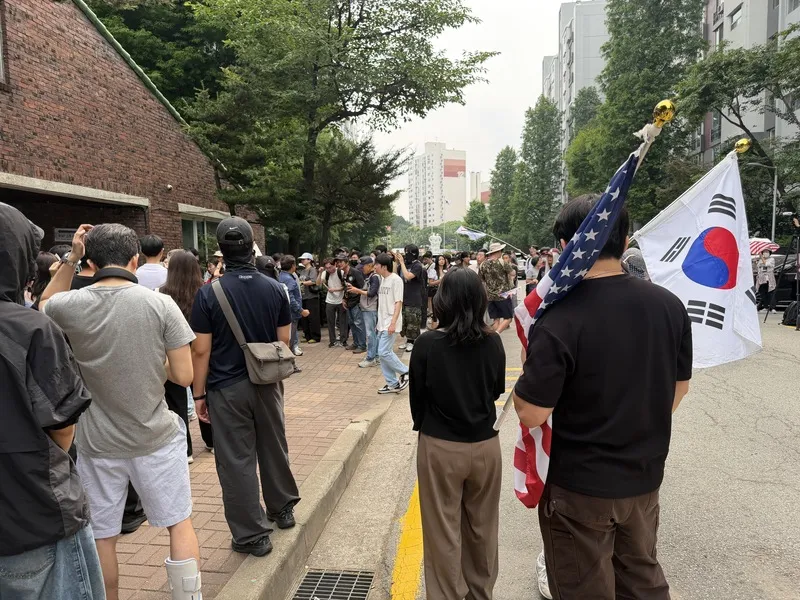 首爾松坡區蠶室7洞第2投票所示威民眾 首爾市長選舉及韓國其他地方主要選舉結果底定，不過因為選票不足爭議，4日在首爾松坡區蠶室7洞第2投票所的票箱仍無法運出，示威群眾持續在門外阻擋並主張選舉無效。中央社記者楊啟芳首爾攝 115年6月4日