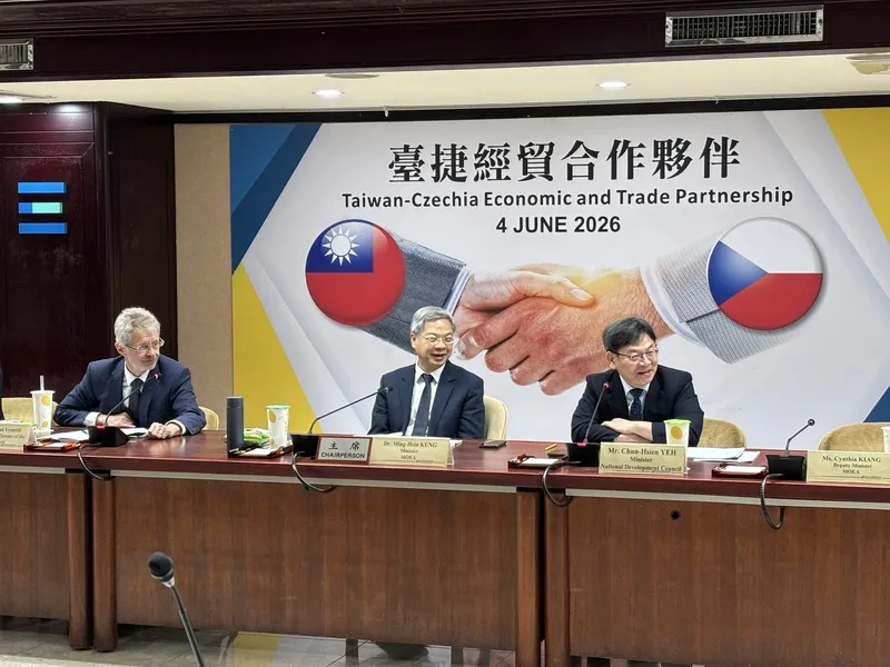 龔明鑫葉俊顯共同接見捷克參議院議長韋德齊 經濟部長龔明鑫（中）及國發會主委葉俊顯（右）4日接見捷克參議院議長韋德齊（Miloš Vystrčil）（左）。葉俊顯宣布，將於中東歐投資基金架構下，加碼匡列5000萬歐元，推動「中東歐投資基金捷克加碼方案」。中央社記者曾筠庭攝 115年6月4日