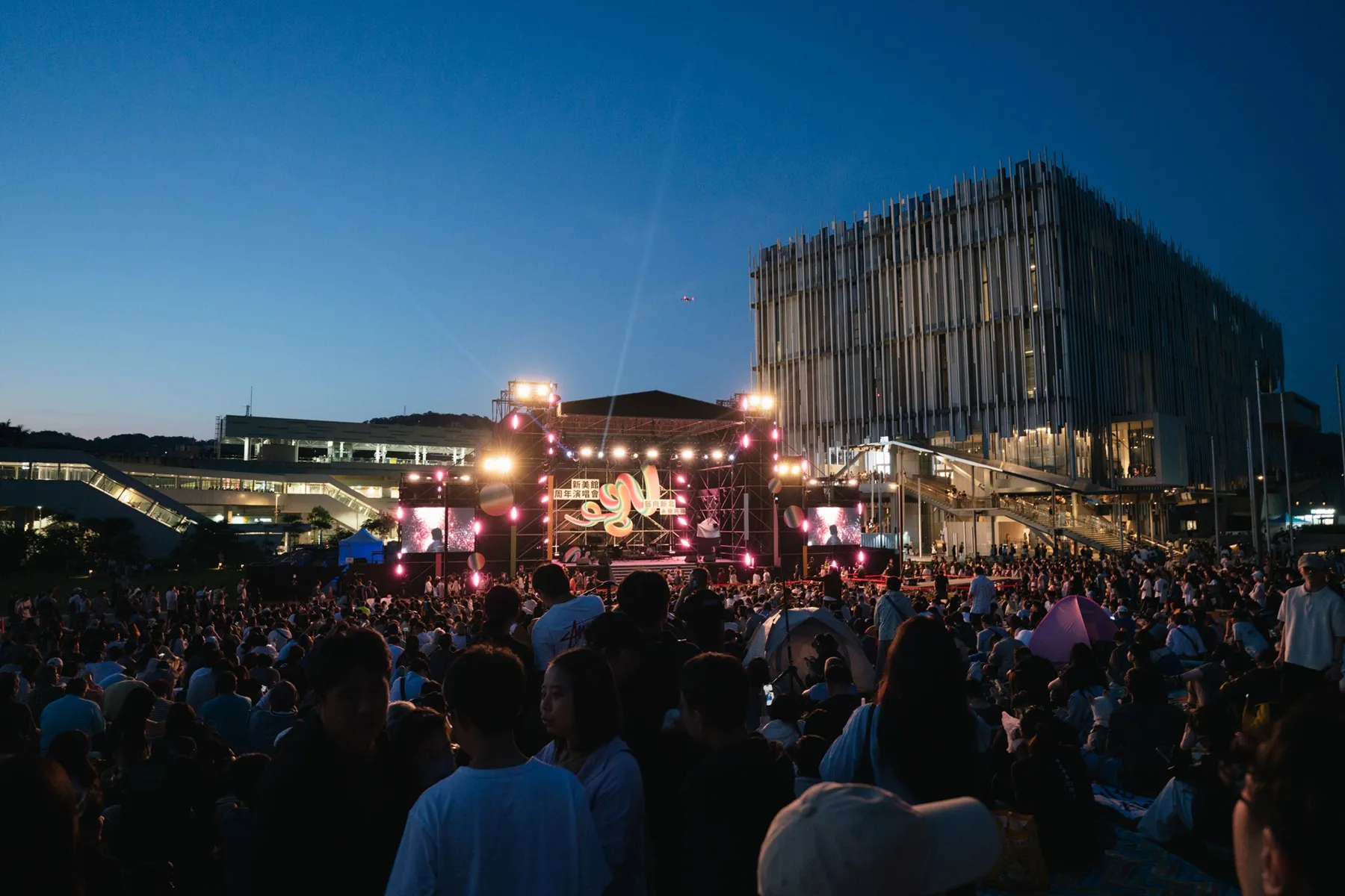6月20日至7月12日在新北市美術館，將推出《海山夜行－新北市美術館建築光雕暨聲光環境劇場》，以建築光雕結合聲光環境劇場形式，打造長達10分鐘的沉浸式夜間體驗。（圖/新北市政府）