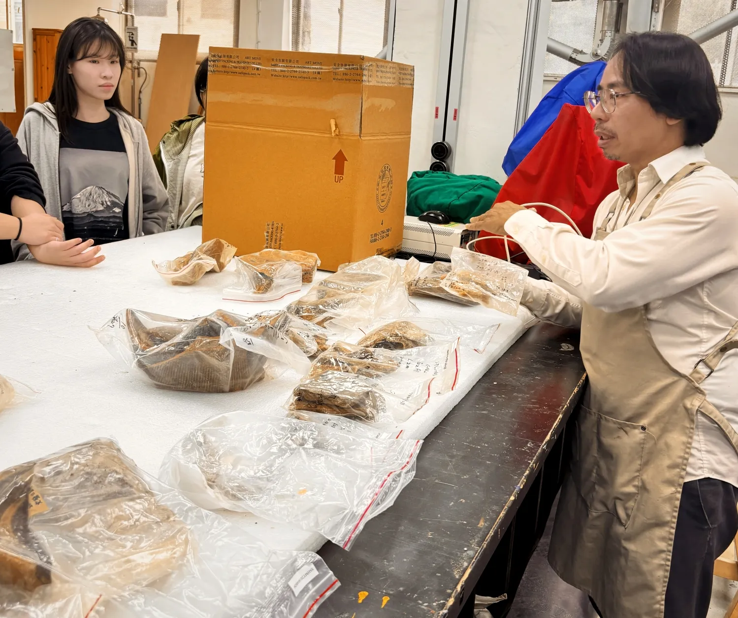 臺藝大文物維護研究中心主任邵慶旺副教授引領指導。（圖/新北市立十三行博物館）