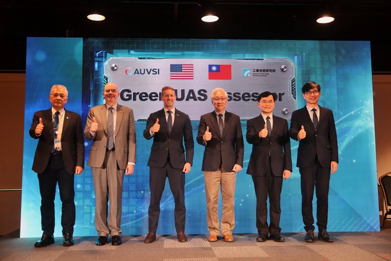 工研院宣布與AUVSI簽約 工研院4日在台北舉辦「無人機評鑑機構啟動大會」，宣布與美國無人機產業協會（AUVSI）簽署Green UAS授權評鑑及服務協議契約，工研院長張培仁（左起）、美國在台協會處長谷立言、AUVSI執行長羅賓斯（Michael Robbins） 、工研院董事長吳政忠、經濟部次長何晉滄、經濟部產發署長邱求慧出席。中央社記者王飛華攝115年6月4日