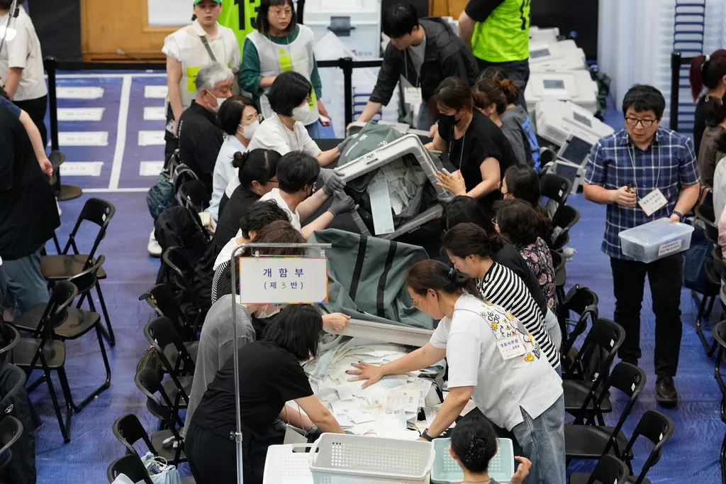 南韓選務人員加速進行2026地方大選計票工作。（美聯社）