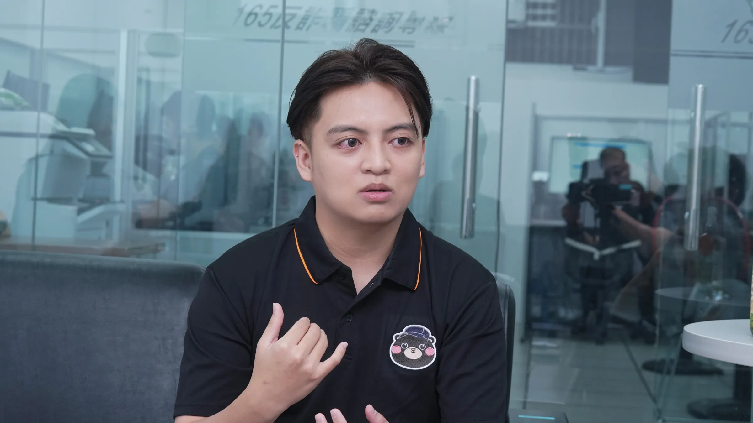 20260602-解密報告，刑事局165反詐專線專訪，圖為警政署165反詐騙諮詢專線黃姓接線員。（蔡親傑攝）