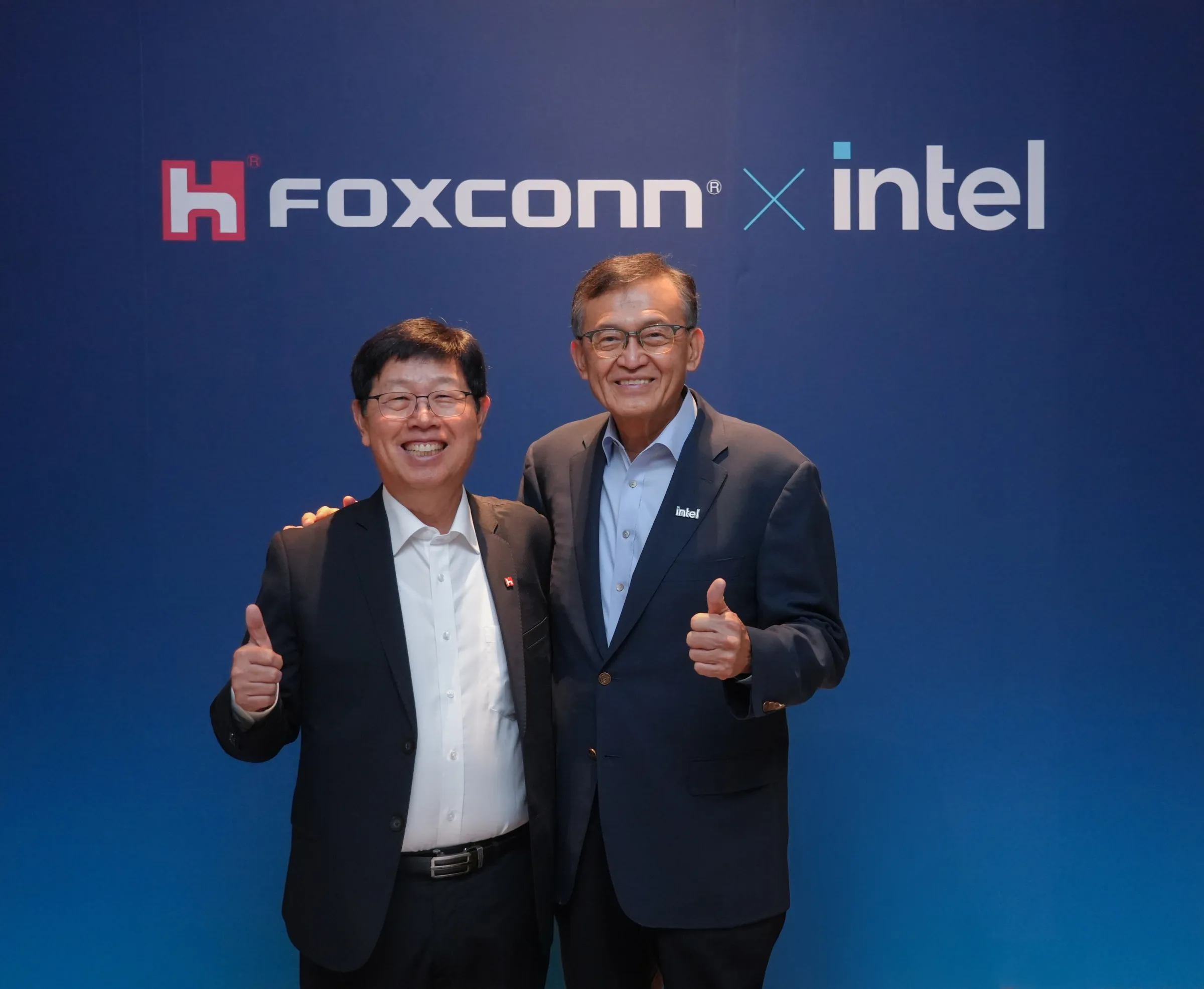 20260604-鴻海正式宣布與英特爾（Intel）進行策略合作，鴻海董事長劉揚偉（左），英特爾執行長陳立武（右）。（鴻海提供）