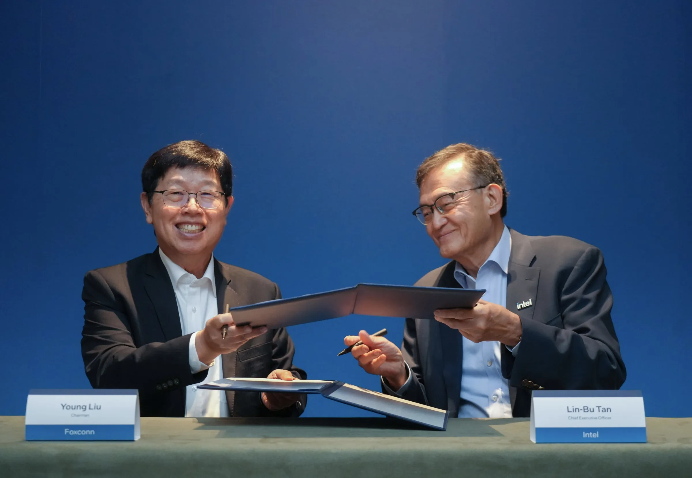 20260604-鴻海正式宣布與英特爾（Intel）進行策略合作，鴻海董事長劉揚偉（左），英特爾執行長陳立武（右）。（鴻海提供）