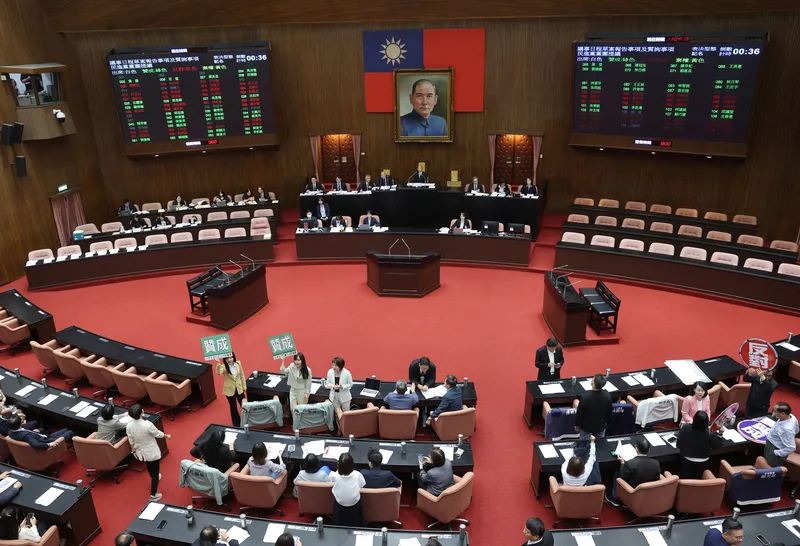 立法院會針對議事日程草案表決 立法院會5日上午針對議事日程草案進行投票表決，朝野立委於議場內高舉手板，各自表態。中央社記者趙世勳攝115年6月5日