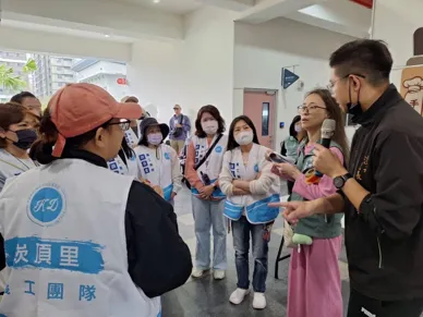 崁頂里里長吳庭岳與志工團隊說明活動現場注意事項，確保里內活動運行順利。圖片來源：揪里嗨