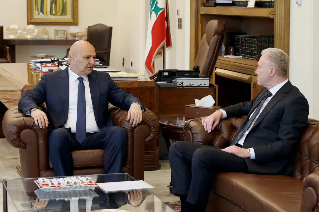 黎巴嫩現任總統約瑟夫・奧恩（Joseph Aoun，左）與外長開會。（美聯社）