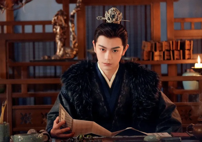 從《星漢燦爛》的吳磊、憑《永夜星河》再度翻紅的丁禹兮，到2026年靠《逐玉》被封為神顏的張凌赫，他們一個個用「整容式演技」實力證明自己能扛起爆款劇的口碑。（圖／取自微博）