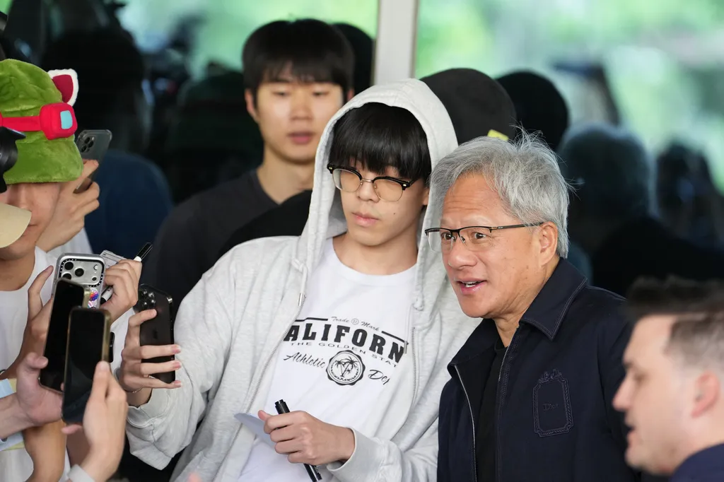 輝達執行長黃仁勳從台灣飛抵首爾，吸引大批媒體與粉絲守候索要簽名合影。（美聯社）