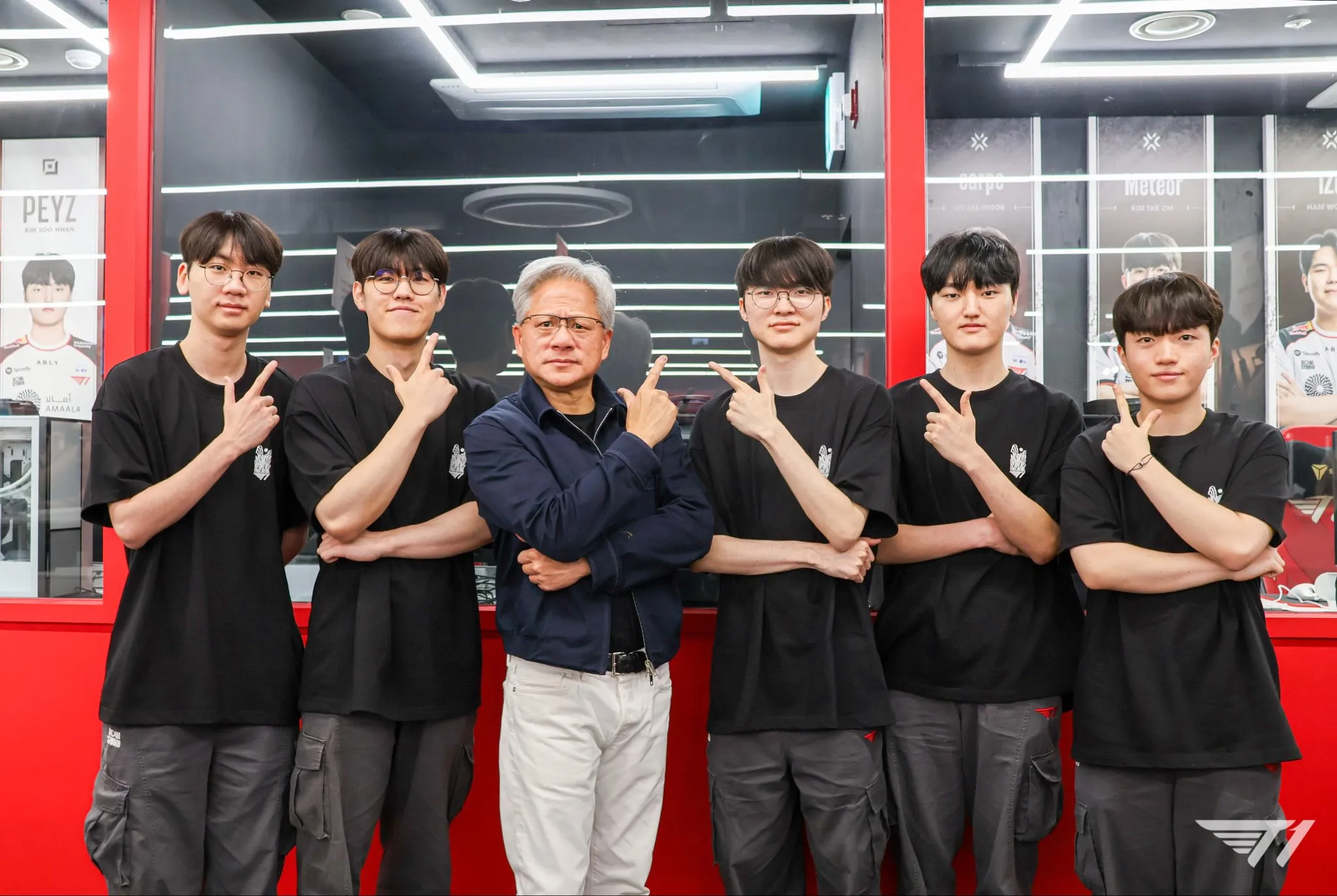 抵達南韓的輝達執行長黃仁勳（中左），與電競T1戰隊成員、四屆世界冠軍Faker（中右）見面。（取自T1官方粉專）