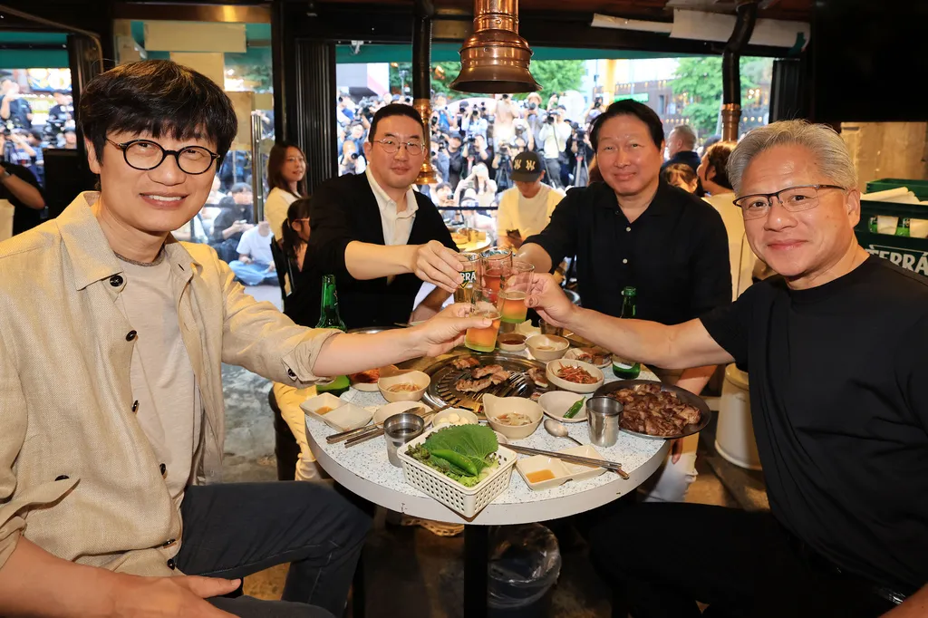 輝達執行長黃仁勳（右）二訪南韓，在首爾燒肉店與SK、Naver和LG高層餐敘。（美聯社）