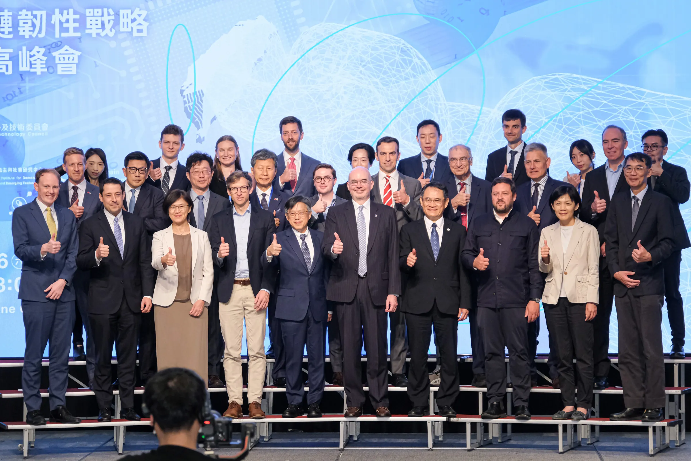 20260606-國科會智庫DSET 2026年度論壇 - 供應鏈韌性戰略國際高峰會6日於遠東香格里拉飯店舉行，圖為美國在台協會（AIT）處長谷立言（中）與出席貴賓進行大合照。（劉偉宏攝）