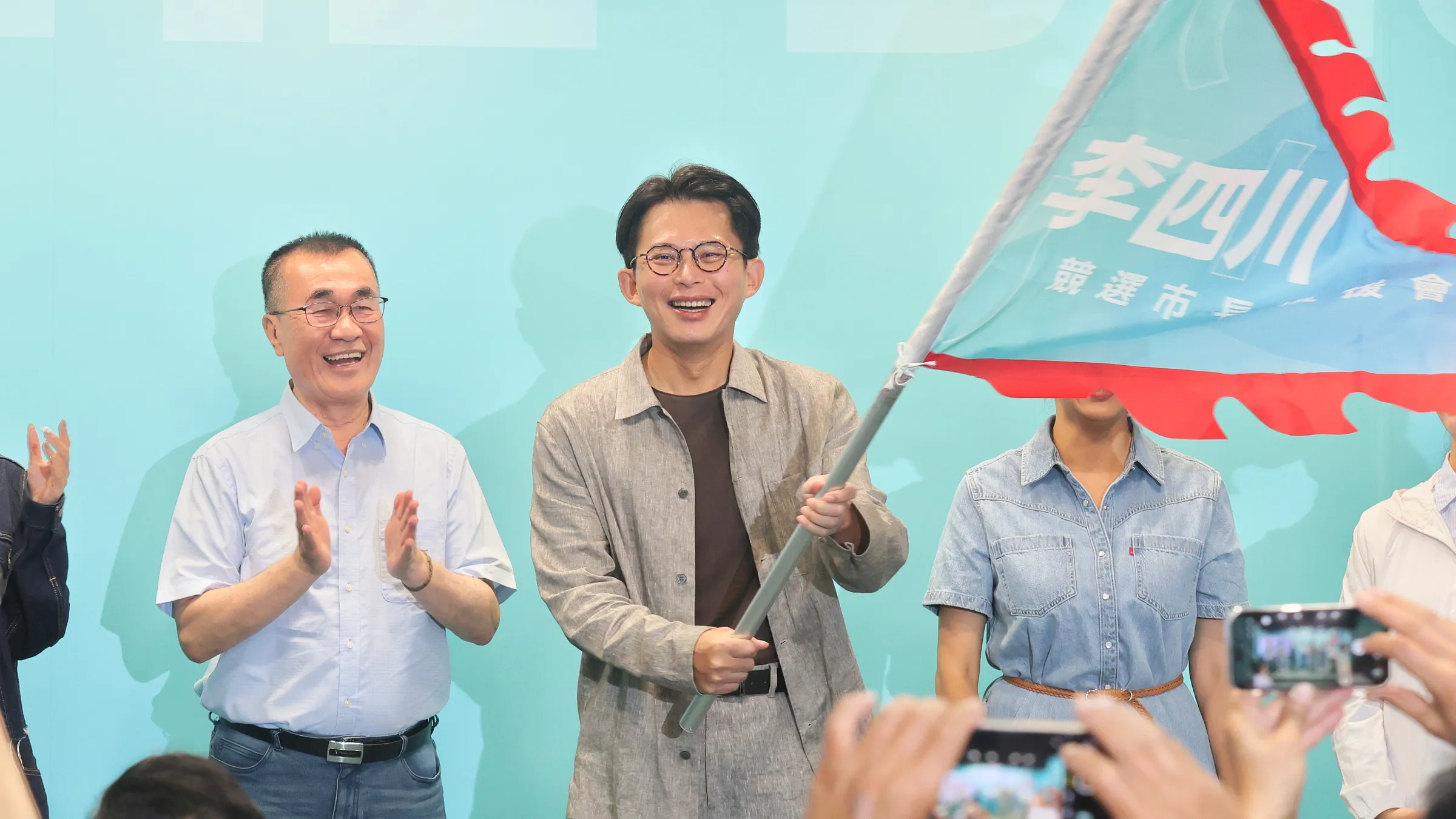 双北の中間層や若者が離れ、厳しい民衆党の議員選に打撃を与えることを懸念し、柯文哲氏は国民党との共闘について情勢を見極めている。黄国昌氏（中央）も李四川氏（左）ら国民党関係者と同席する際は、「協力協定」であることを強調する。（資料写真、柯承惠撮影）