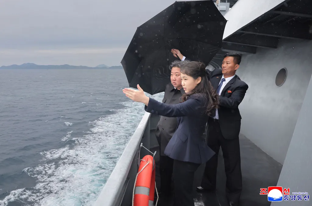 金正恩帶著女兒金主愛登上北韓最新驅逐艦「姜健號」（Kang Kon）視察。（美聯社）