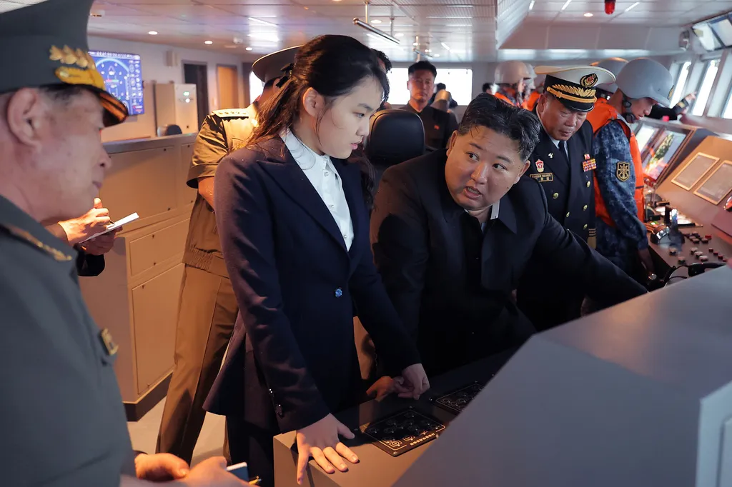 金正恩帶著女兒金主愛登上北韓最新驅逐艦「姜健號」（Kang Kon）視察。（美聯社）