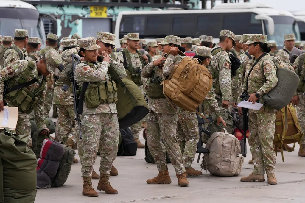 即將進行第二輪總統決選的秘魯，為防投票所動盪而出動軍隊預防萬一。（美聯社）