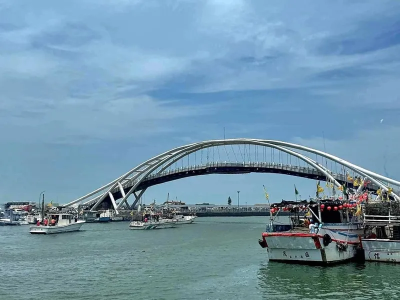 永安漁港觀海橋除鏽整修　平日分時管制 桃園市政府農業局表示，觀海橋是新屋區永安漁港重要地標與觀景據點，因長期受海風、鹽分及日曬雨淋影響，橋體金屬構件易出現鏽蝕情形，8日起辦理除鏽維護工程，預計7月底前完工。施工期間每週一至週五實施分時段管制，平日晚間及假日開放。（桃園市政府農業局提供）中央社記者吳睿騏桃園傳真115年6月7日