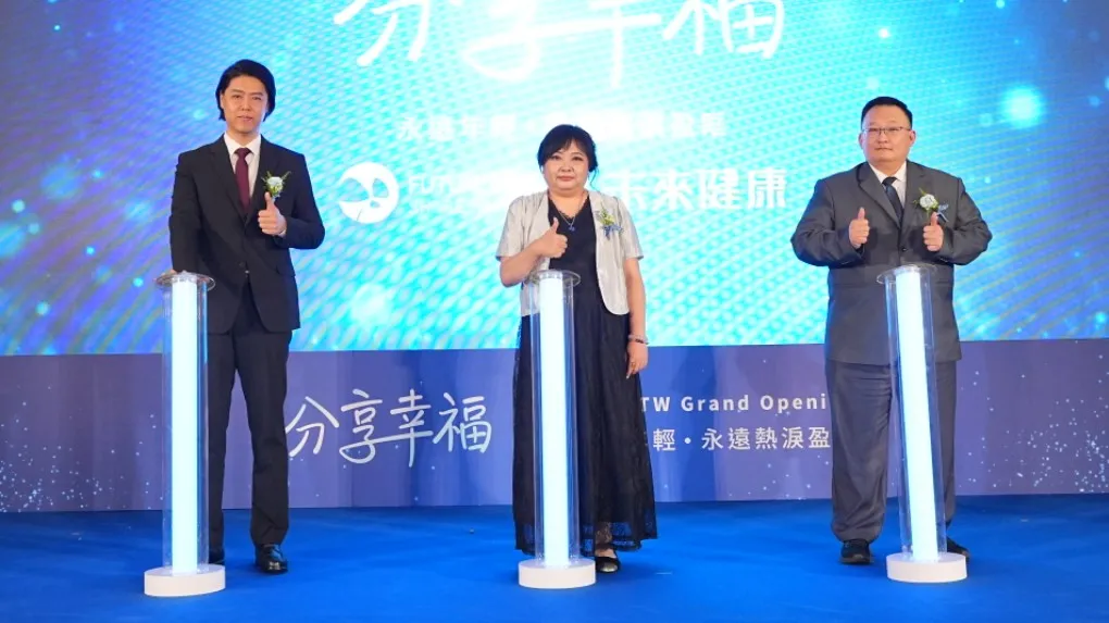 韓國總經理（左起），未來健康總經理劉喜雅，馬來西亞總經理，共同揭開序幕。（圖/未來健康事業提供）