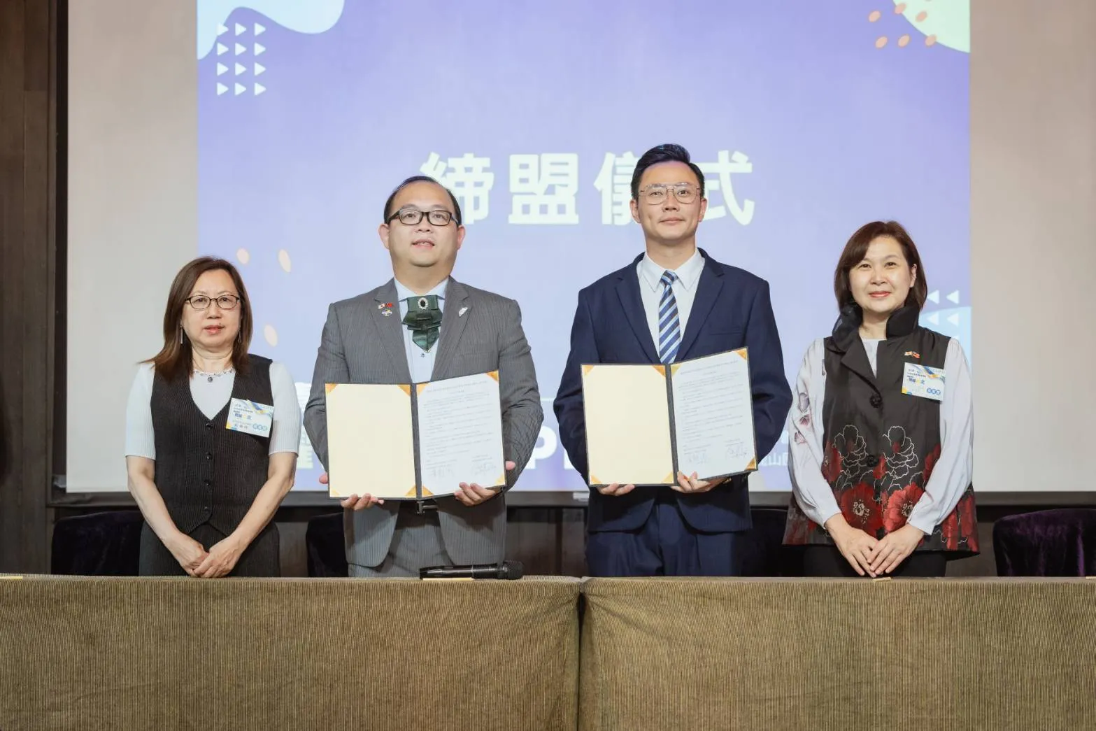 (左起)東京台灣商工會名譽會長錢妙玲、東京商工會青商會長游晉豪、青商會台北市區執行長黃敬涵、外交部亞太司總領事張淑玲。(圖／台北市區國際青年商會提供)