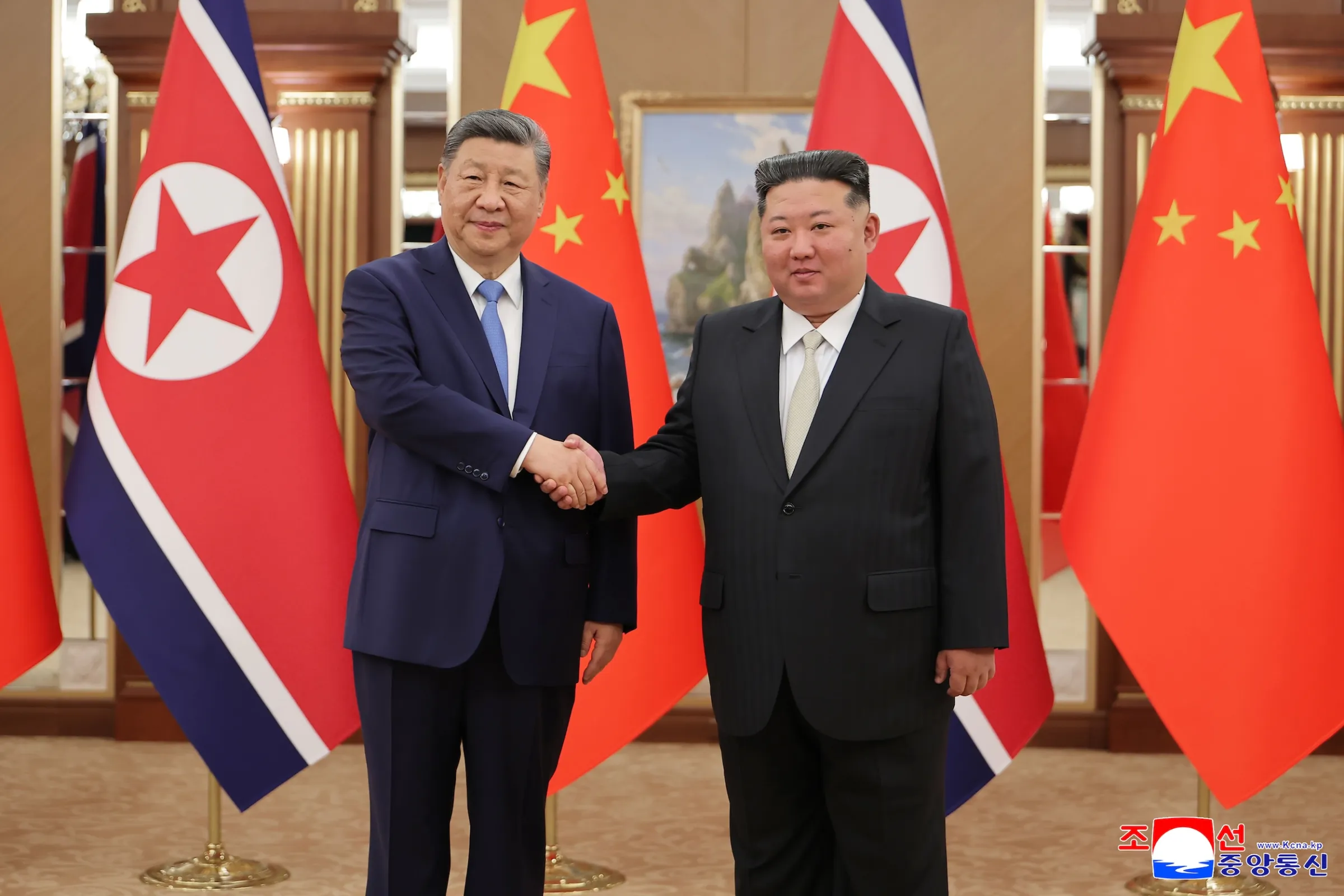 2026年6月8日，中國國家主席習近平和北韓領導人金正恩在平壤會晤。（美聯社）